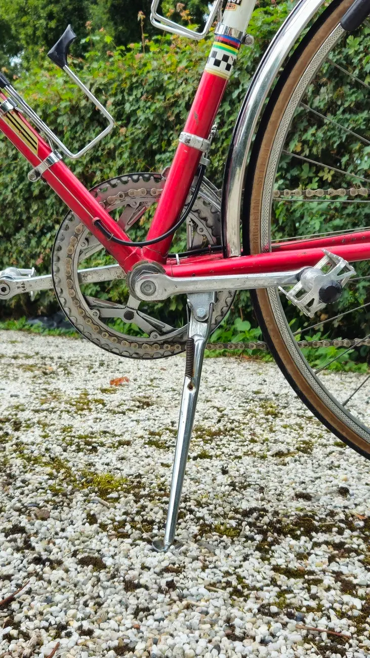 Red Peugeot vintage bike restoration
