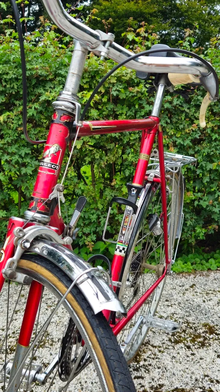 Red Peugeot vintage bike restoration