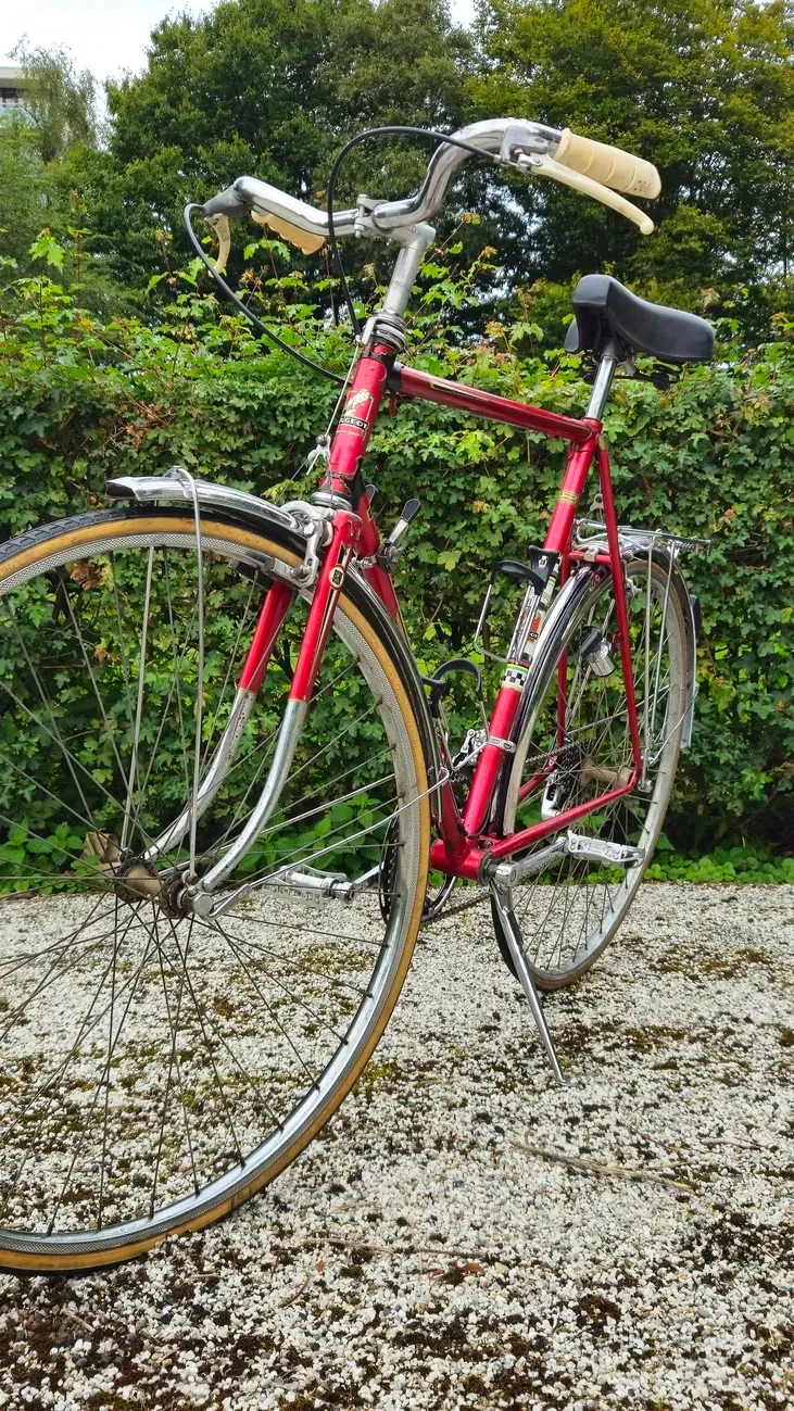 Red Peugeot vintage bike restoration